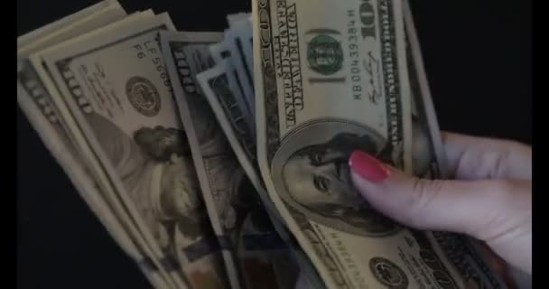 Visa Kvinna Räknar Många Amerikanska 100 Räkningar Dollar — Stockvideo