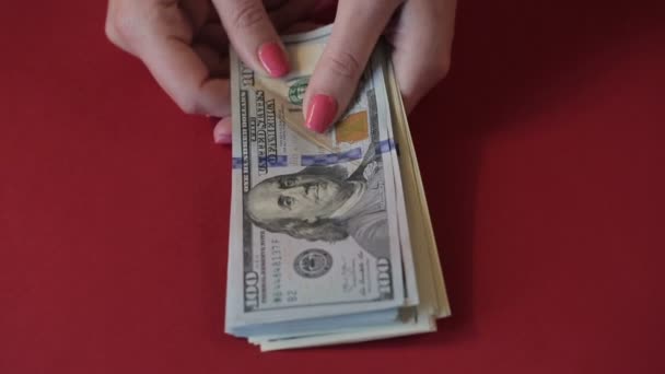 Κοντινό Πλάνο Γυναίκα Χέρια Κόκκινα Νύχια Μανικιούρ Καταμέτρηση Εκατό Δολαρίων — Αρχείο Βίντεο