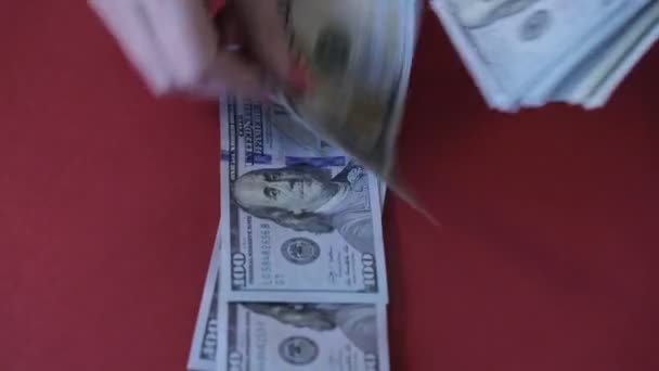 用红色指甲把女人的手关上 粪便计数一百美元法案 — 图库视频影像