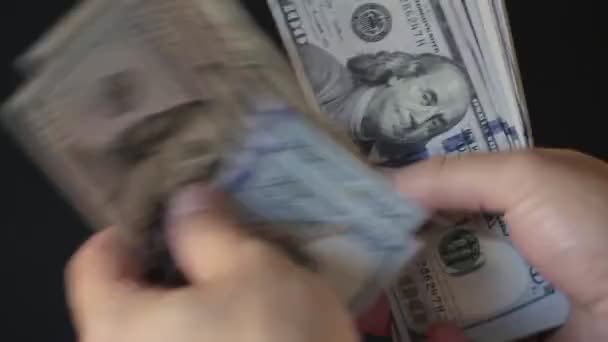 Close Mãos Masculinas Contar 100 Dólares Contas Escuro — Vídeo de Stock