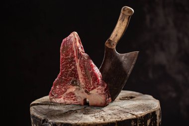 Bir güdük taze çiğ t-bones biftek