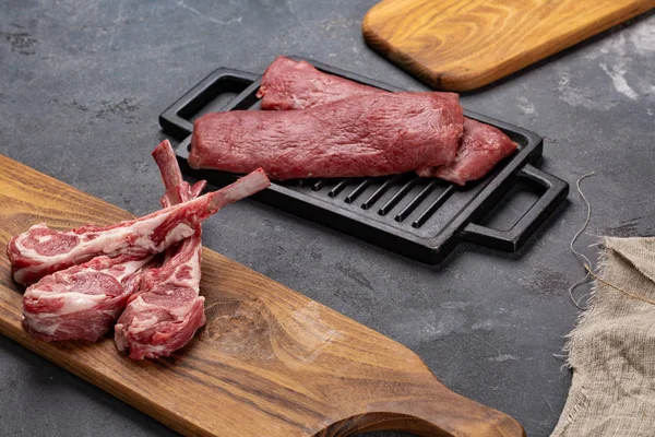 Varkensvlees met ribben. Kalfsmedaillon. Vers en rauw vlees. Biologisch voedsel. kalfsvlees varkenshaas — Stockfoto