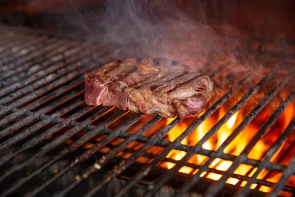 バーベキュー牛、炭火焼き。ローストとピクニックの煙肉 — ストック写真