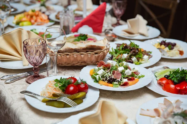 Insalata di mescolanza fresca con prosciutto, feta e mango su piatto bianco. ristorante tavolo impostazione — Foto Stock