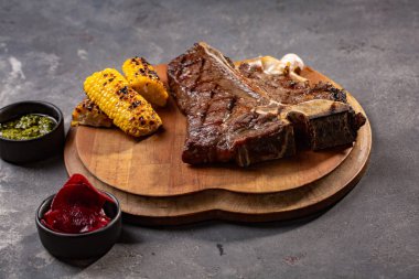 ızgara biftek antrikot kara Angus tahta blok ahşap arka plan üzerinde hizmet üzerinde Mısır ile