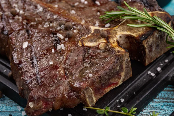 Prvotřídní Black Angus Ribeye steak. Střední vzácné stupeň propečení steak. — Stock fotografie