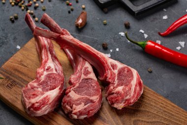 Çiğ et kemik ile kopya alanı, üstten görünüm yemek pişirmek için siyah arka plan ile biber ve baharat, Tarih.