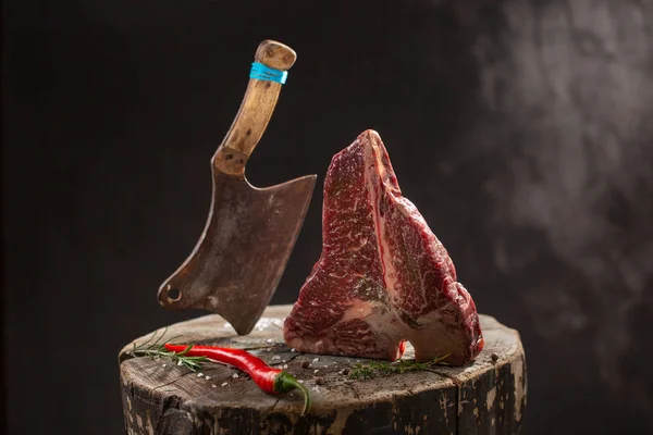 Viande fraîche marbrée crue Hache de boeuf sur fond noir . — Photo