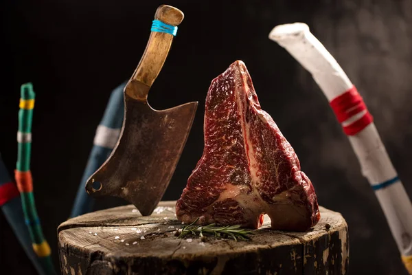 Viande fraîche marbrée crue Hache de boeuf sur fond noir . — Photo