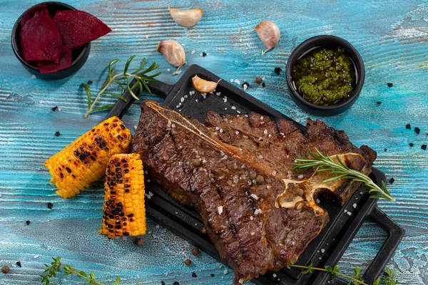 Podíl hovězí T-Bone podávané na prkně, pohled shora — Stock fotografie