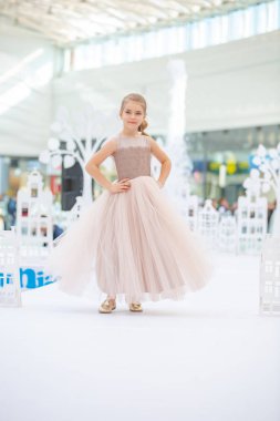 Kiev, Ukrayna Mart 03.2019. Ukfw. Ukraynalı çocuklar moda gün. Küçük kız pastel elbise