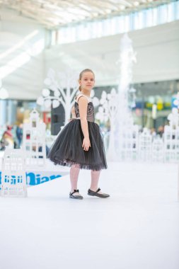 Kiev, Ukrayna Mart 03.2019. Ukfw. Ukraynalı çocuklar moda gün. Küçük kız modeli siyah elbise podyumda poz, suni