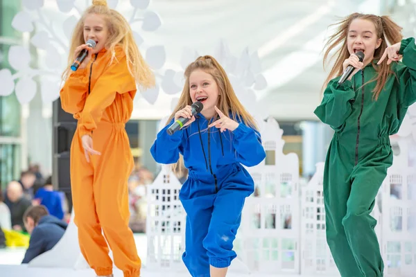 Kiev, Ukraina mars 03.2019. Ukfw. Ukrainska barn mode dag. En grupp av små flickor sjunger eller utför på scenen — Stockfoto