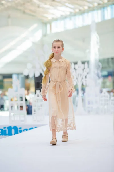Kiev, Ucrania marzo 03.2019. UKFW. Día de la moda de niños ucranianos. Niña vistiendo en vestido pastel — Foto de Stock