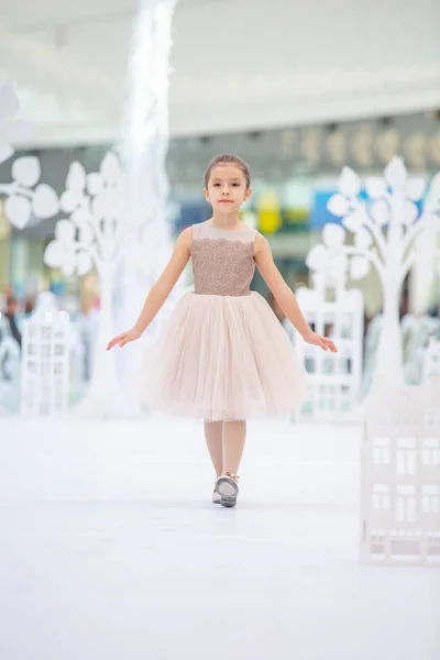 Kiev, Ucrania marzo 03.2019. UKFW. Día de la moda de niños ucranianos. Pequeña modelo de niña vestida con vestido pastel posando en el podio — Foto de Stock