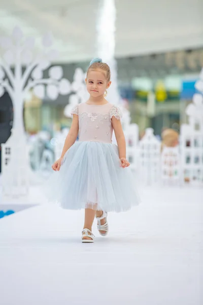 Kiev, Ucrânia Março 03.2019. UKFW. Ucraniano Kids Fashion Day. Modelo menina vestida no vestido pastel posando no pódio — Fotografia de Stock