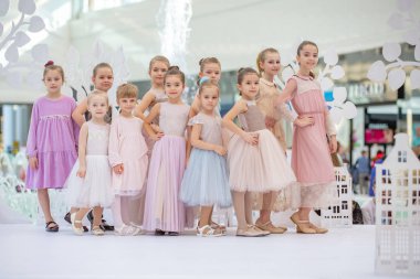 Kiev, Ukrayna Mart 03.2019. Ukfw. Ukraynalı çocuklar moda gün. podyum defile, küçük model kızlar aklınıkaçırmış olmalısın
