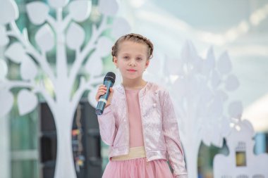 Kiev, Ukrayna Mart 03.2019. Ukfw. Ukraynalı çocuklar moda gün. Kız mikrofon şarkı Event'de yaparken onun elinde tutan