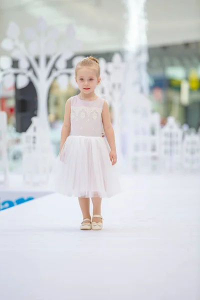 Kiev, Ucrânia Março 03.2019. UKFW. Ucraniano Kids Fashion Day. Modelo menina vestida no vestido pastel posando no pódio — Fotografia de Stock