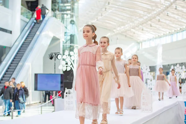 Kyiv, ukraine märz 03.2019. ukfw. Tag der ukrainischen Kindermode. Kleine Modelmädchen beschmutzen bei Modenschau das Podium — Stockfoto