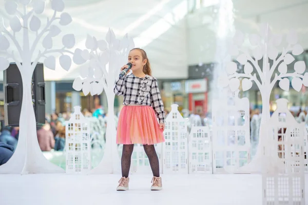 Kiev, Ukraina mars 03.2019. Ukfw. Ukrainska barn mode dag. Flickan håller mikrofonen i handen medan du utför låt vid evenemanget — Stockfoto