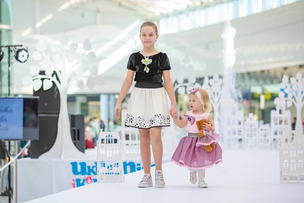 Kiev, Ukraina mars 03.2019. Ukfw. Ukrainska barn mode dag. liten modell besudla på pallen i modevisning. Unga modeller går banan — Stockfoto