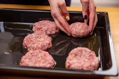 Genç kadın yemek köfte veya pirzola modern mutfak