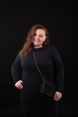 Genç güzel artı boyutu model gündelik siyah elbise, siyah arka plan, profesyonel makyaj ve saç modeli xxl kadın