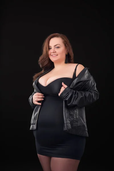 Bella giovane donna plus size con grande busto in biancheria intima e giacca di pelle n sfondo nero — Foto Stock