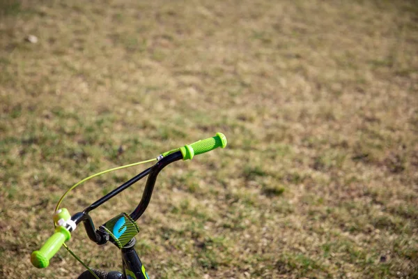 Bicicleta infantil en el parque. volante de bicicleta para niños —  Fotos de Stock