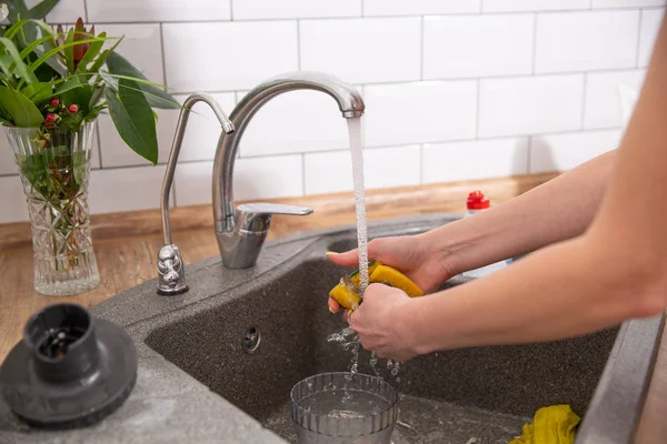 Kobieta, zmywanie naczyń w kuchni. Zbliżenie dłoni Kobieta. — Zdjęcie stockowe