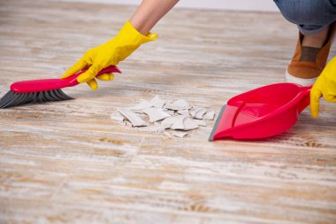 Süpürge ve faraş ile kırık tabak Temizleme