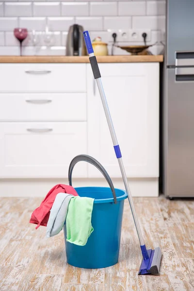 Plastic bucket with cleaning supplies in home — Stock Photo, Image