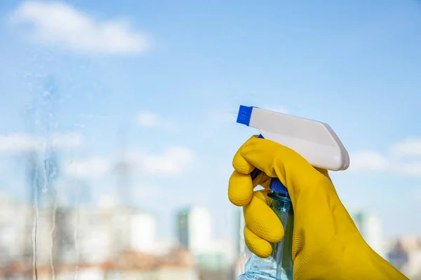 Női kéz tisztító spray tisztítószer ablak sárga kesztyű. Tavaszi razzia — Stock Fotó