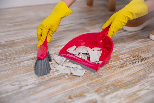 Opruimen van gebroken plaat met bezem en stoffer — Stockfoto