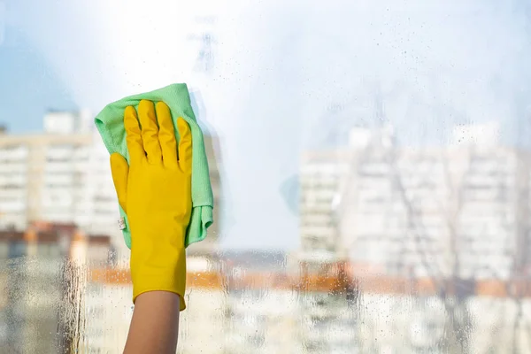Het reinigen van ramen met speciale doek. voorjaarsschoonmaak — Stockfoto