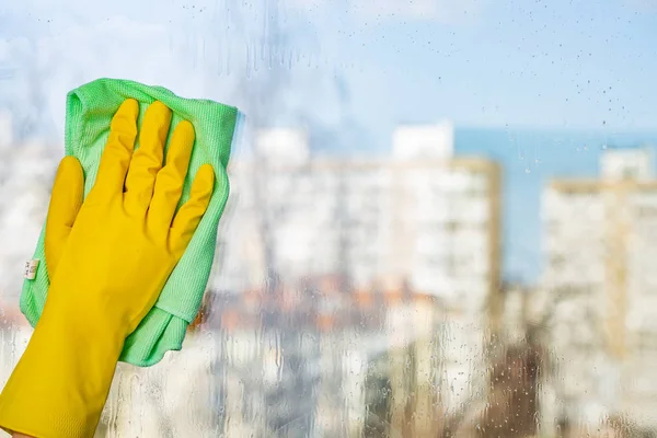 用特殊的抹布清洗窗户。春季清洁 — 图库照片