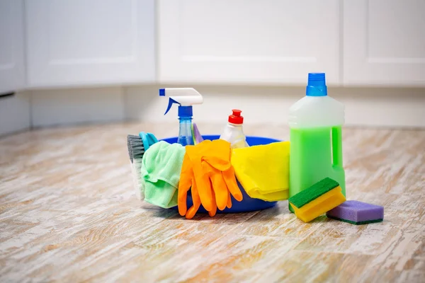 Концепция Cleaning с расходными материалами. весенняя уборка — стоковое фото