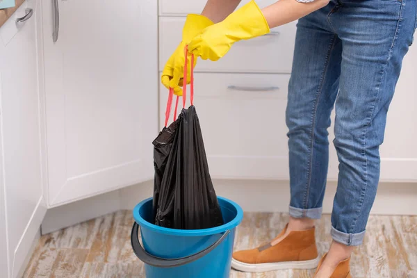 Hand holding een prullenbak vuilniszak thuis om het weg te nemen — Stockfoto