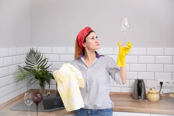Vrouw reiniging of ruges glas in de keuken. — Stockfoto