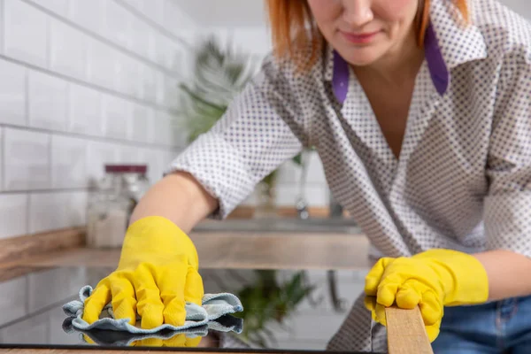 Mooie vrouw haar huis klusjes thuis doen — Stockfoto