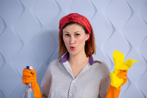 Portret van een vrouw met schoonmaak leveringen op blauwe achtergrond — Stockfoto