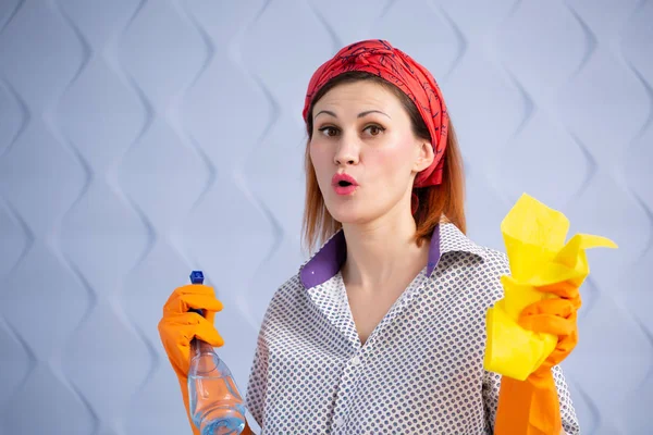 Portret van een vrouw met schoonmaak leveringen op blauwe achtergrond — Stockfoto