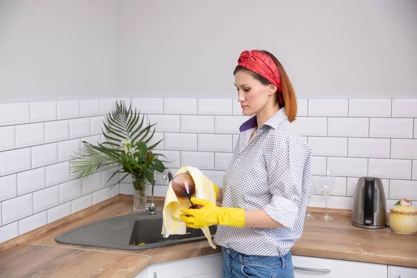Femeie ștergerea sticlei cu prosop în bucătărie — Fotografie, imagine de stoc