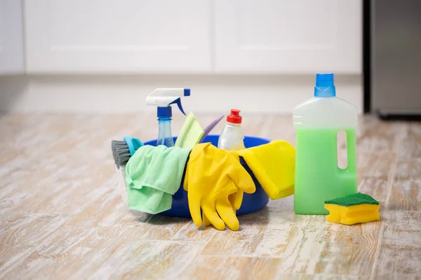 Takarítás és a javítási termékek, háztartási vegyiáru, gumi kesztyűt, medence tisztító a lakásban, és a Hivatal — Stock Fotó