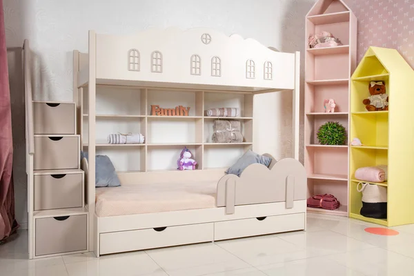 Интерьер детской комнаты с двухъярусной кроватью — стоковое фото