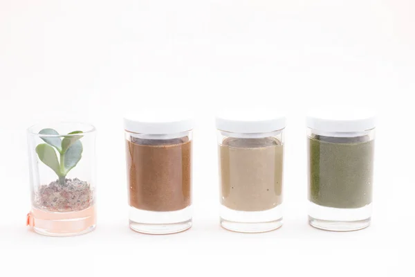 Gläser mit Kerzen natürliche Hautpflege Gesichtscremes auf weißem Hintergrund von oben. pflanzliche Schönheitsprodukte — Stockfoto