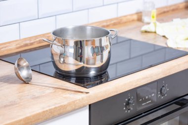 Kitchenwares tava ve kepçe pişirme yüzeyine yerleştirilir dahil