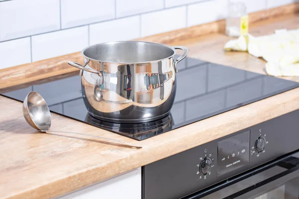 Kitchenwares include pan and ladle were placed on the cooking surface — Stock Photo, Image