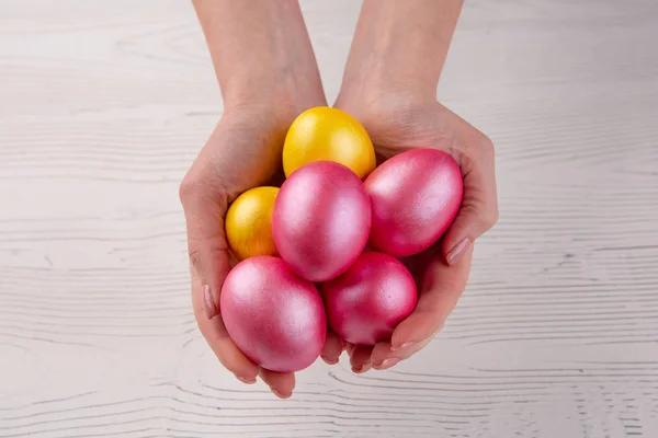 Hands holding modern painted easter eggs. Selective focus. — Stock Photo, Image